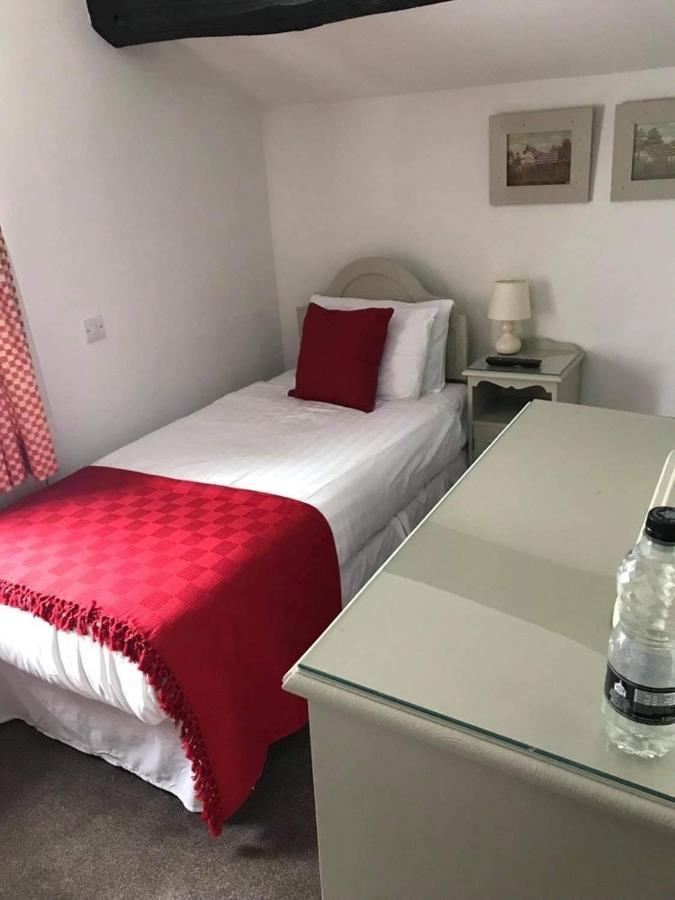 Bert'S Rooms At The Black Horse Inn Brighouse Exterior photo