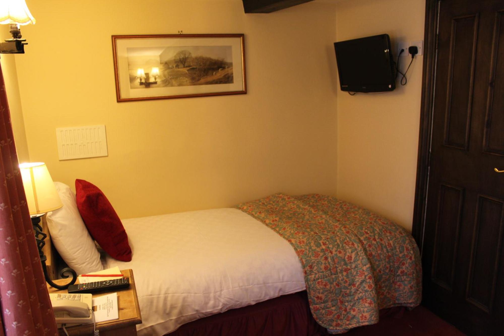 Bert'S Rooms At The Black Horse Inn Brighouse Exterior photo